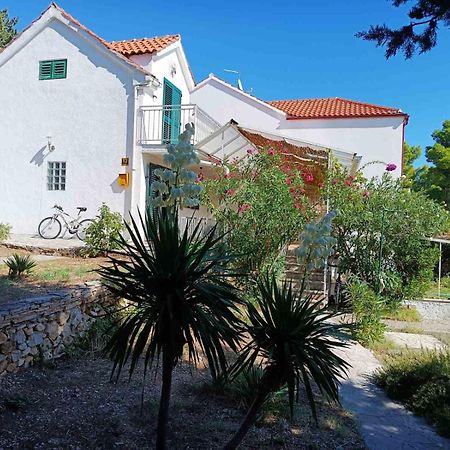 Charming Apartments With Garden Бол Стая снимка