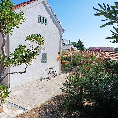 Charming Apartments With Garden Бол Стая снимка