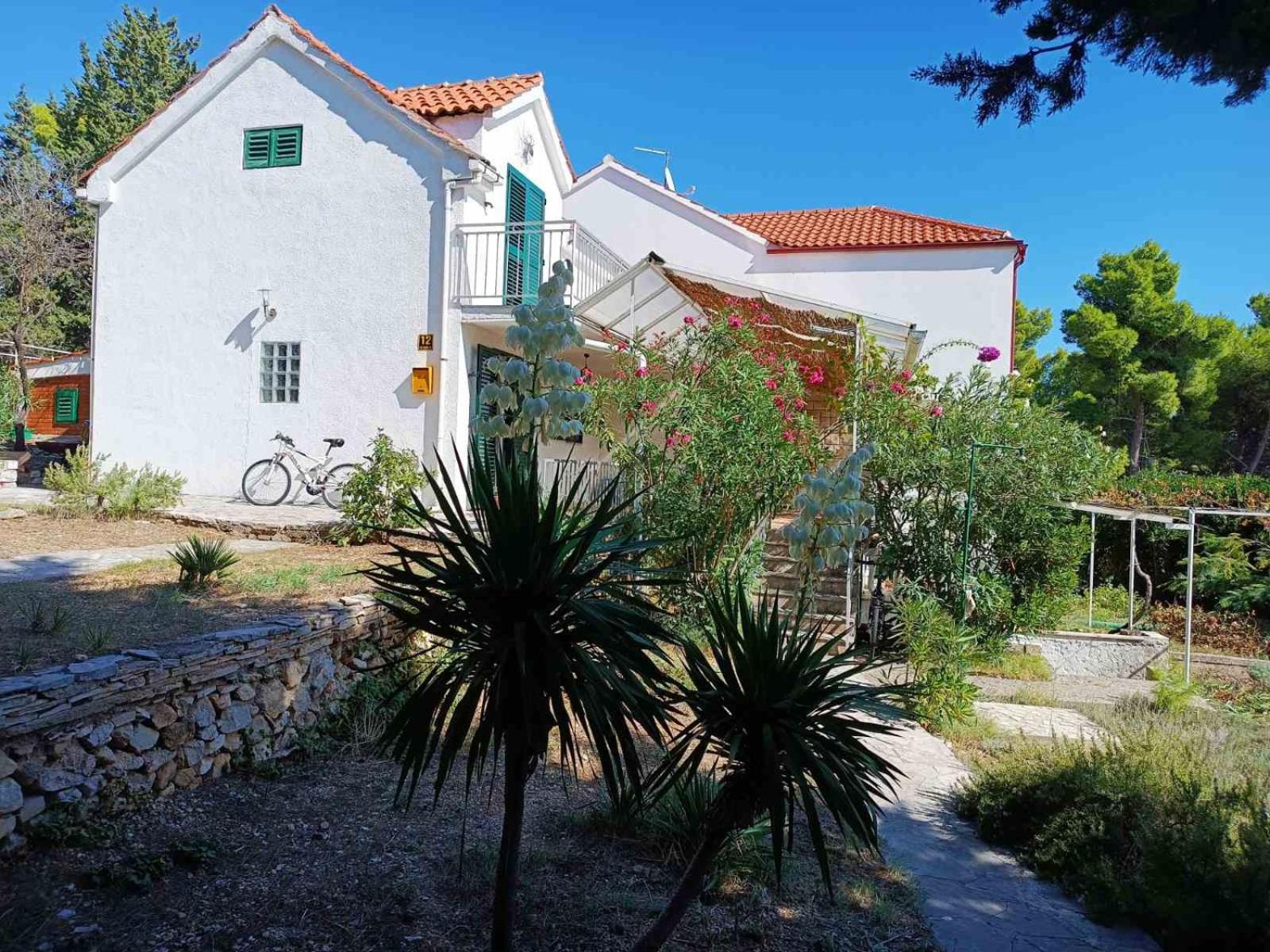 Charming Apartments With Garden Бол Стая снимка
