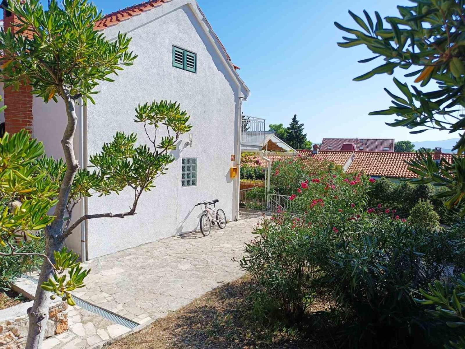 Charming Apartments With Garden Бол Стая снимка